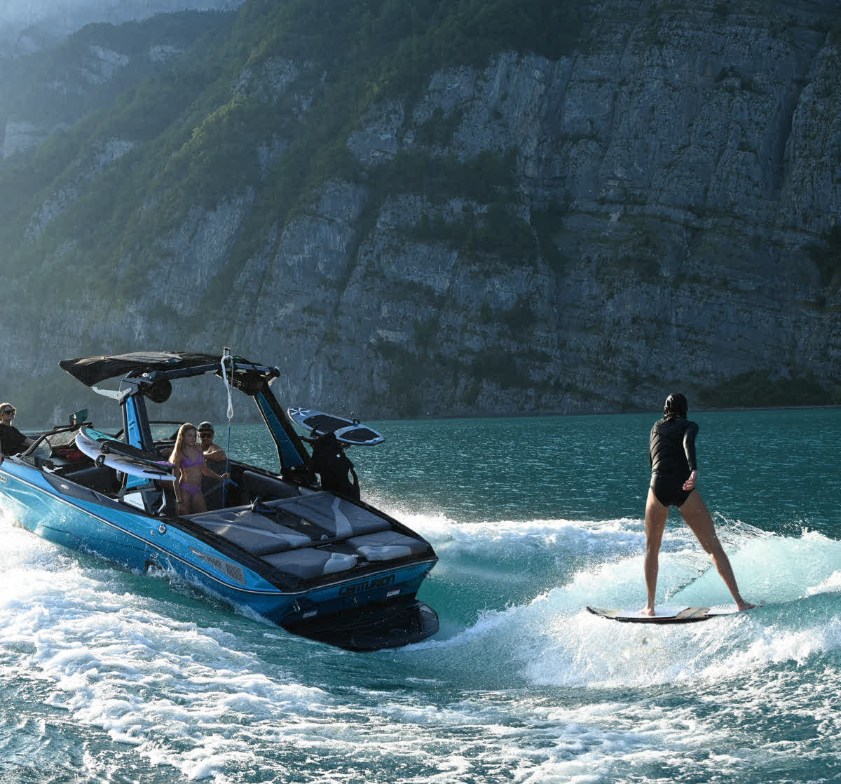 Centurion mit Wakesurferin auf dem Walensee