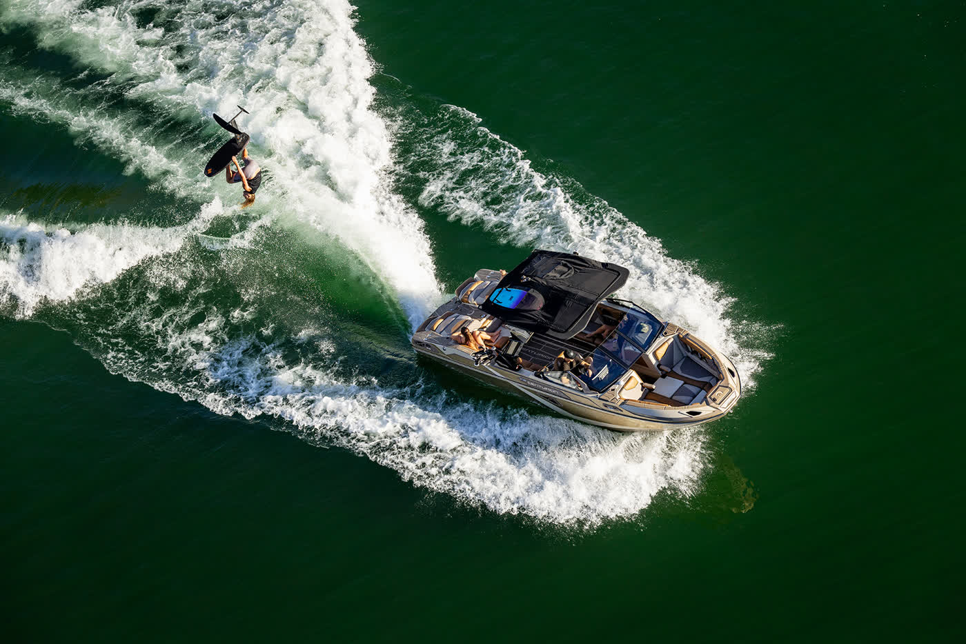 Wakeboat carvt seine Welle &mdash; von oben